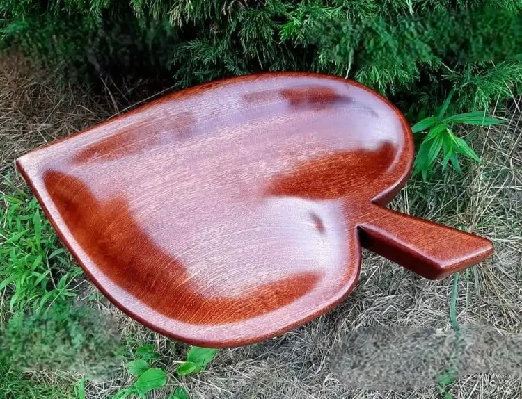 Ręcznie robiona misa w kształcie liścia z drewna Meranti. Impregnowana olejem z atestem. Idealna na owoce i prezent. Polska pracownia Nela Wood. Wymiary misy  33x52cm