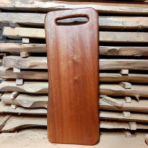 Ekskluzywna deska z mahoniu. Ręcznie robiona, atestowana i bezpieczna dla żywności. Idealna do serwowania i na luksusowy prezent. Sprawdź w Nela Wood! Wymiary deski 25x63cm