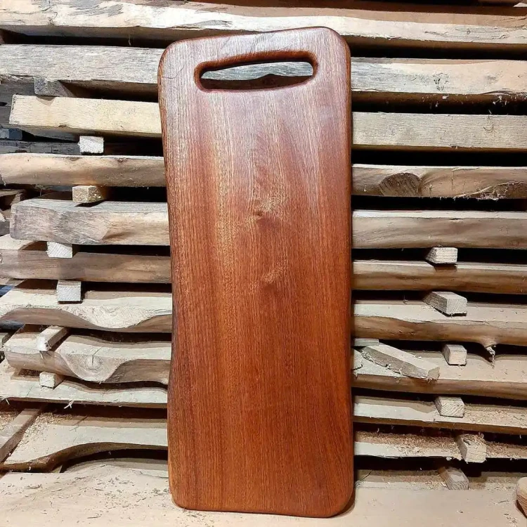 Ekskluzywna deska z mahoniu. Ręcznie robiona, atestowana i bezpieczna dla żywności. Idealna do serwowania i na luksusowy prezent. Sprawdź w Nela Wood! Wymiary deski 25x63cm