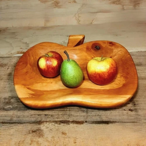 Ręcznie robiona misa z litego drewna olszyny w kształcie jabłka, polerowana, o głębokim rysunku słojów, produkt rzemieślniczy Nela Wood. Wymiary misy  34x28cm