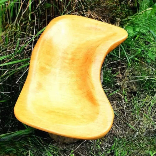 Duża, podłużna misa z litego drewna olszyny, ręcznie szlifowana, wykończona naturalnym olejem, prezentująca unikalne usłojenie rzemiosła Nela Wood. wymiary misy  36x23cm