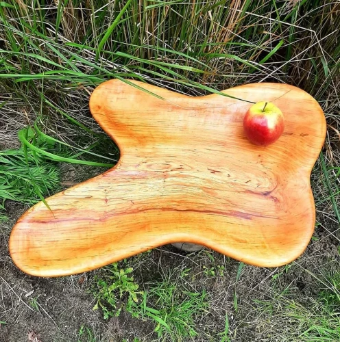 Monumentalna misa rzemieślnicza z litego drewna olszyny, ręcznie toczona, o naturalnym rysunku słojów, produkt pracowni Nela Wood. Wymiary misy  63x50cm