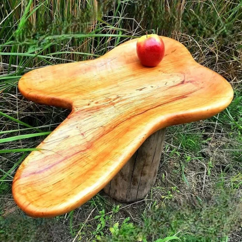 Ręcznie robiona misa rzemieślnicza z litego drewna olszyny, ręcznie toczona, o naturalnym rysunku słojów, produkt pracowni Nela Wood. Wymiary misy  63x50cm