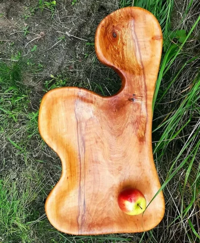 Ręcznie robiona misa z drewna olszyny o nieregularnych krawędziach, zaimpregnowana naturalnym olejem lnianym, prezentująca słoje drewna. Wymiary 64x34cm.webp