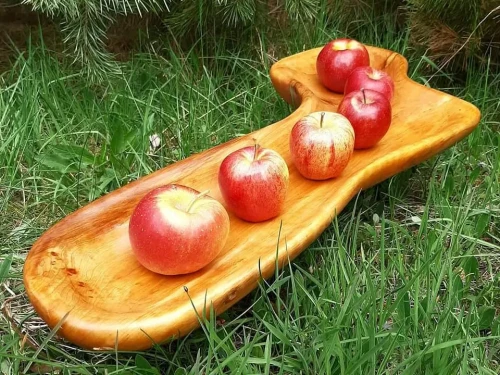 Bardzo duża, ręcznie rzeźbiona misa z drewna olszyny o naturalnym rysunku słojów, marka Nela Wood. Wymiary  72x32 cm