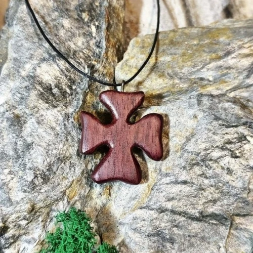 Fioletowy wisiorek czteroramienny z drewna Amaranth o wysokości 36mm na czarnym sznurku marki Nela Wood