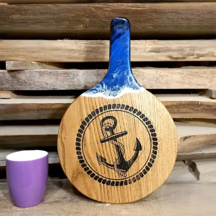 Ręcznie robiona deska dębowa Nela Wood z niebieską żywicą epoksydową i grawerem kotwicy - prezent dla żeglarza