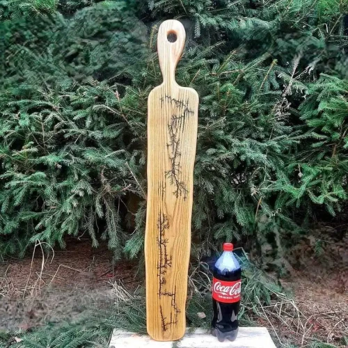 Długa deska do serwowania z jesionu zdobiona wzorami Lichtenberga rękodzieło Nela Wood 102 cm długości.webp