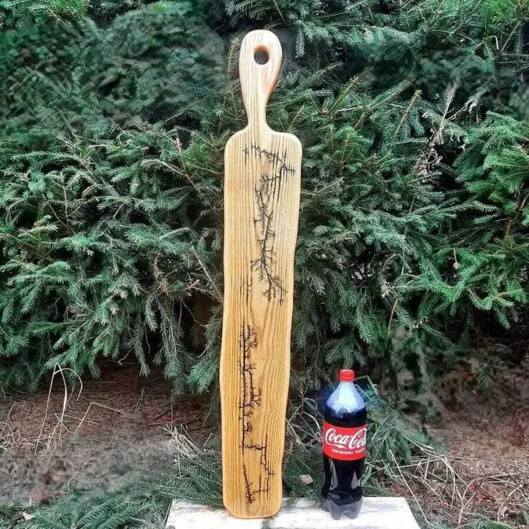 Długa deska do serwowania z jesionu zdobiona wzorami Lichtenberga rękodzieło Nela Wood 102 cm długości.webp