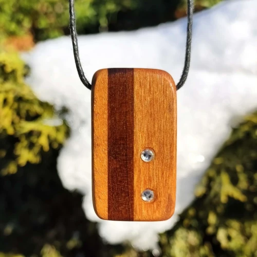 Artystyczny wisiorek damski z drewna egzotycznego Doussie i Amaranth z dwoma kryształami Swarovski na czarnym sznurku Nela Wood