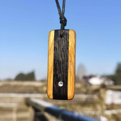 Ręcznie robiony wisiorek damski z drewna Wenge i dębu z kryształkiem Swarovskiego na regulowanym sznurku Nela Wood