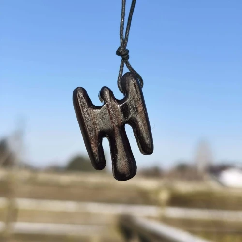 Wisiorek drewniany Aniołek z ciemnego drewna Wenge na regulowanym sznurku Nela Wood