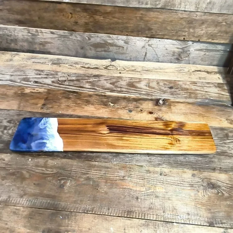 Deska do serwowania z drewna tekowego z ozdobną falą z żywicy Nela Wood 15,5x83cm.webp