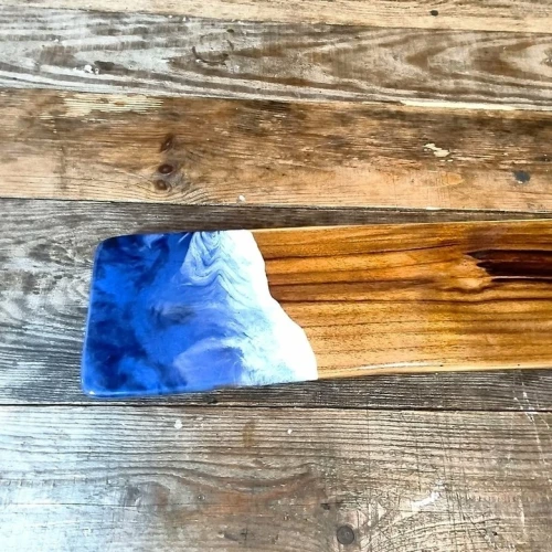 ozdobna fala z żywicy deska do serowania przekasek premium drewno tekowe.webp