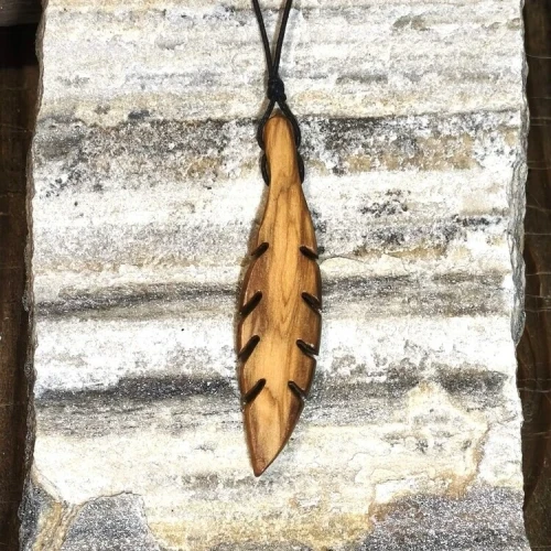 Wisiorek damski w kształcie pióra z drewna oliwnego na czarnym sznurku z możliwością regulacji długości  Nela Wood