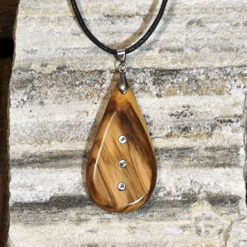 Wisiorek damski kropla z drewna oliwnego z kryształami Swarovski na sznurku - rzemiosło Nela Wood wysokość wisiorka 57mm