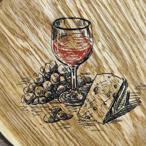 grawer na Ręcznie robionej desce dębowej Nela Wood z grawerem wina i sera, atestowana do kontaktu z żywnością.webp