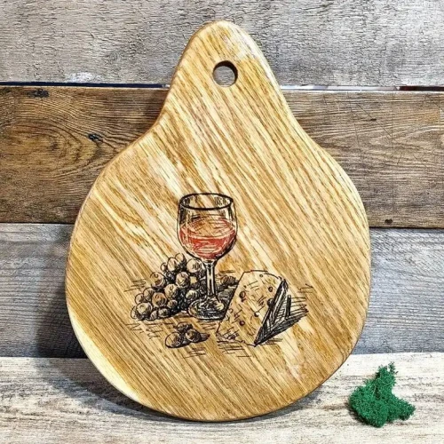 Ręcznie robiona deska dębowa Nela Wood z grawerem wina i sera, atestowana do kontaktu z żywnością.webp