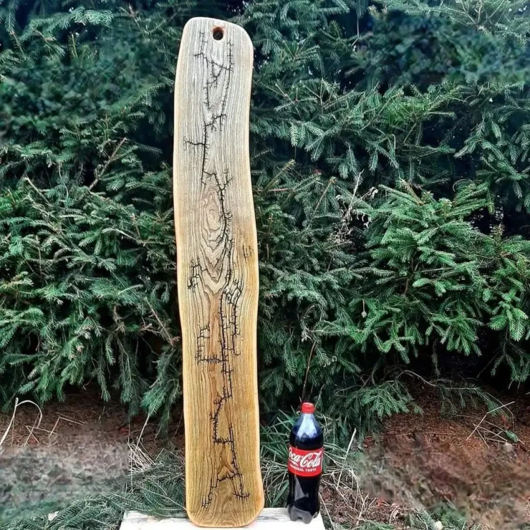 Unikatowa deska bankietowa 132x21 cm z jesionu. Rękodzieło Nela Wood, wzory Lichtenberga, atest PZH. Idealna na luksusowy prezent. Sprawdź teraz.webp