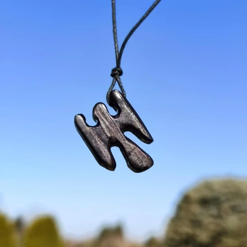 Wisiorek drewniany Aniołek z ciemnego egzotycznego drewna Wenge na czarnym regulowanym sznurku Nela Wood