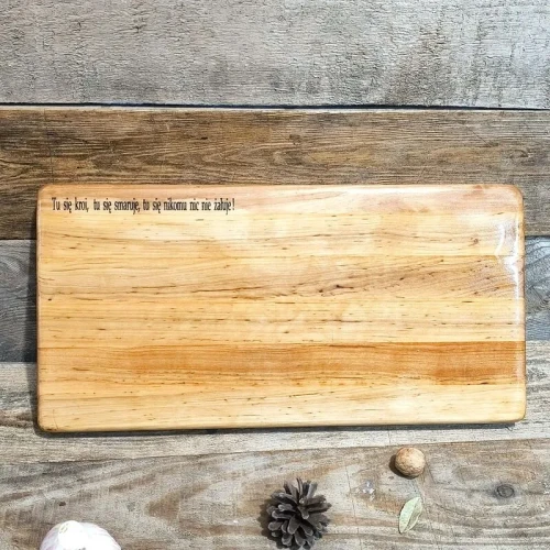 deska do krojenia i podawania przekąsek z wygrawerowaną dedykacją. wymiary deski 25x50x3,8cm