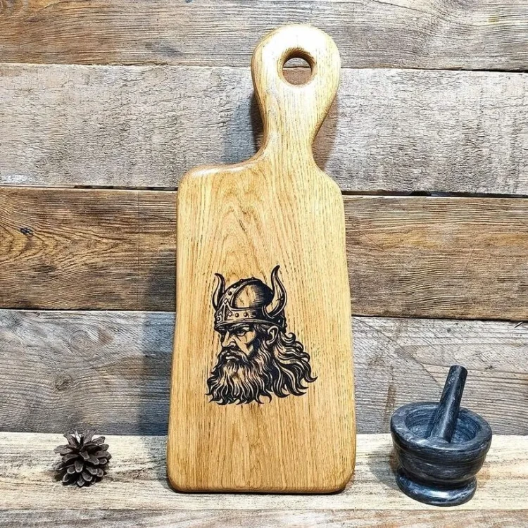 dębowa deska do podawania serów z grawerem wikinga w tradycyjnym hełmie z rogami. Wymiary deski, 48x19cm