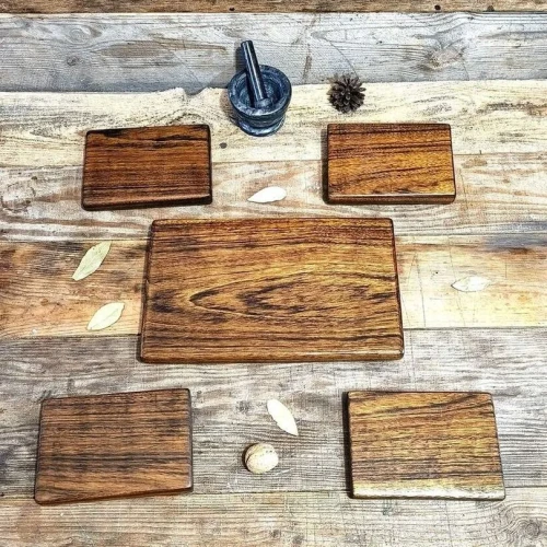 Luksusowy prezent dla kucharza: personalizowany zestaw desek do serwowania przekąsek i sushi z egzotycznego drewna od Nela Wood.