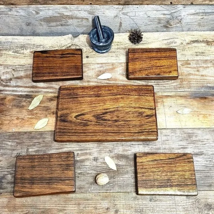 Luksusowy prezent dla kucharza: personalizowany zestaw desek do serwowania przekąsek i sushi z egzotycznego drewna od Nela Wood.