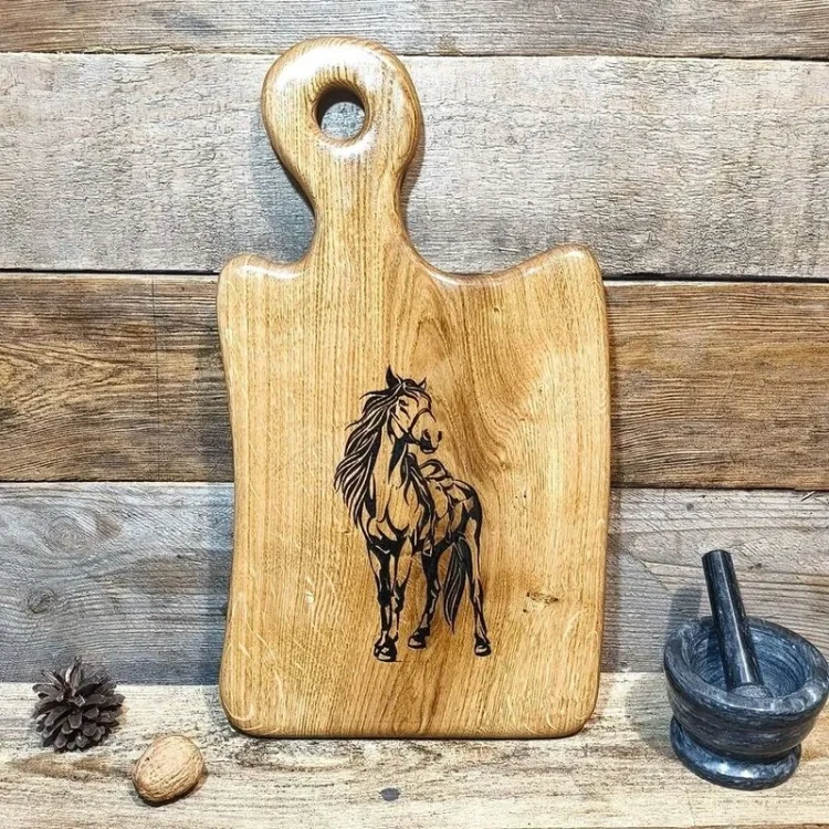 Dębowa deska do serwowania przekąsek z grawerem konia Nela Wood rękodzieło. Wymiary deski 44x25cm