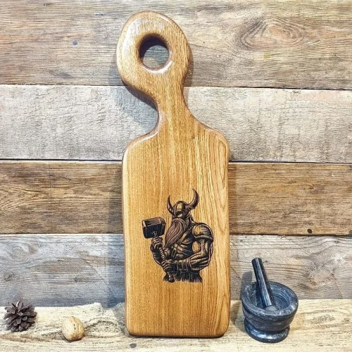 Deska do serwowania przekąsek dębowa z grawerem Wikinga i młotem Thora Nela Wood. Wysokość deski 56cm