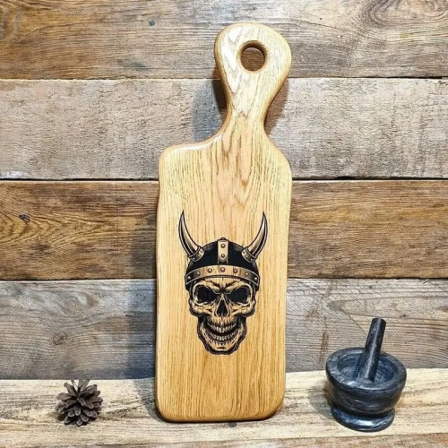 deska do podawania przekąsek z drewna dębowego ozdobny grawer czaszki wikinga z tradycyjnym hełmie wymiary deski 58x18c2,5cm ręcznie robiona