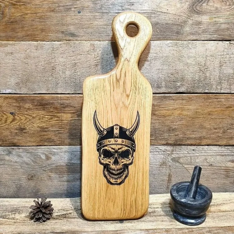 deska do podawania przekąsek z drewna dębowego ozdobny grawer czaszki wikinga z tradycyjnym hełmie wymiary deski 58x18c2,5cm ręcznie robiona