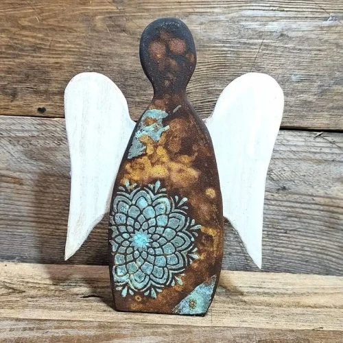 anioł stróż  na szczęście ręcznie robiony z drewna dębowego, malowany na brunatno rudy z turkusową mandalą i białymi skrzydłami z mandalą, wysokość aniołka 22cm