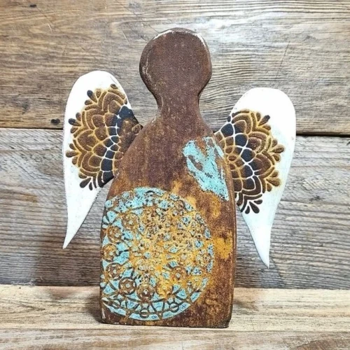 Ręcznie robiony anioł stróż  na szczęście  z drewna dębowego, malowany na  brunatno z  mandalą i białymi skrzydłami z rudo brunatną mandala, wysokość aniołka 20 cm