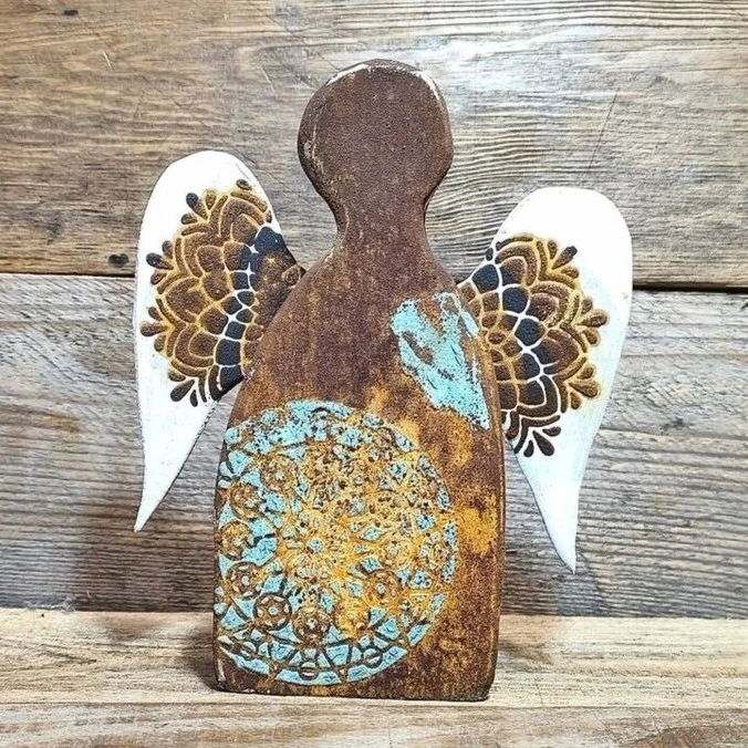 Ręcznie robiony anioł stróż  na szczęście  z drewna dębowego, malowany na  brunatno z  mandalą i białymi skrzydłami z rudo brunatną mandala, wysokość aniołka 20 cm