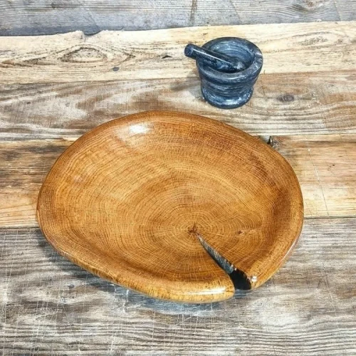 Ozdobna, ręcznie robiona  patera dębowa Nela Wood do podawania przekąsek, owoców i orzechów o wymiarach 28x32x5cm.