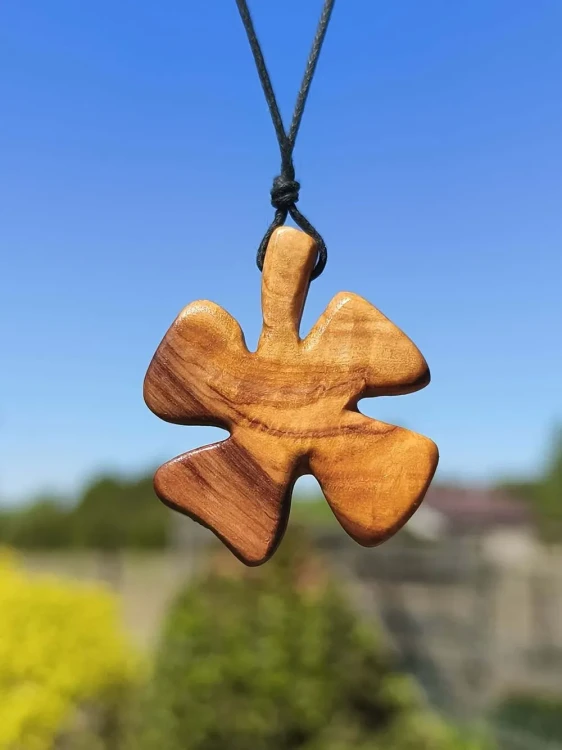 Wisiorek damski czterolistna koniczyna z drewna oliwnego ręcznie robiony Nela Wood, wysokość wisiorka 42mm, czarny bawełniany sznurek z możliwością regulacji długości