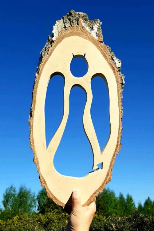 anioł stróż wycięty z plastrze brzozowym. wymiary plastra 57x24cm. Wysokość aniołka/diabełka 33cm. Plaster można postawić albo powiesić  na ścianie