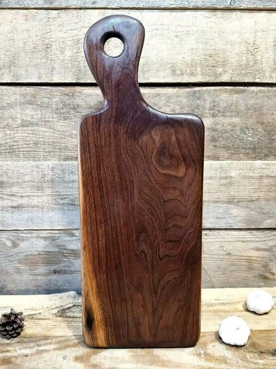 Deska do krojenia i serwowania z orzecha amerykańskiego 53x20 cm. Ręcznie robiony monolit z litego drewna ze szlachetnym usłojeniem od Nela Wood. wymiary 53x20 cm rzemiosło Żelechów