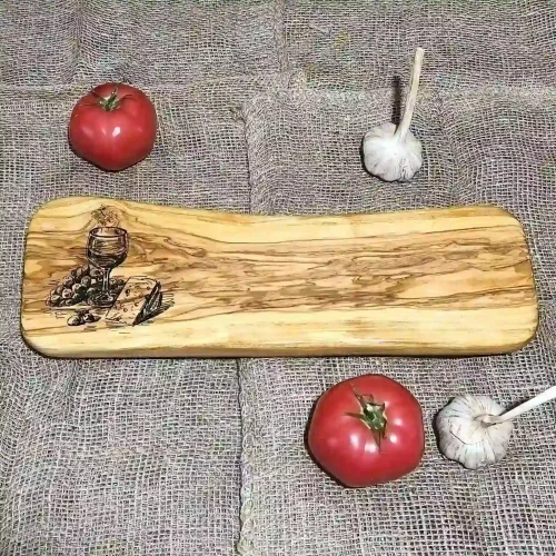 Deska do krojenia i serwowania przekąsek z drewna oliwnego po lewej stronie deski jest grawer z  kieliszkiem wina, winogronami i serem, wymiary deski 15x44x3cm