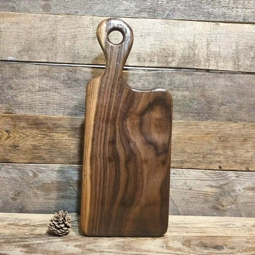 Deska do krojenia i serwowania z orzecha amerykańskiego 54x21,5 cm. Ręcznie robiony monolit z litego drewna ze szlachetnym usłojeniem od Nela Wood.