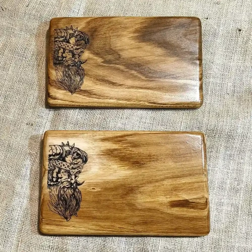 Zestaw dwóch dębowych desek do serwowania przekąsek z wypalonym grawerem głowy wikinga Nela Wood. Rozmiar 15,5x26x2,5cm