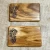 Zestaw dwóch dębowych desek do serwowania przekąsek z wypalonym grawerem głowy wikinga Nela Wood. Rozmiar 15,5x26x2,5cm