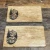 Zestaw dwóch dębowych desek do serwowania przekąsek z grawerem gór i kompasu Nela Wood 15,5x29 cm