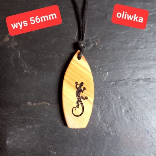 wisiorek drewniany w kształcie deski surfingowej 
na wisiorku dla ozdoby jest wypaloną jaszczurką
drewno oliwne
wysokość 56mm