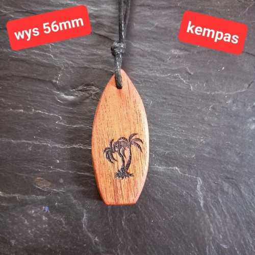 wisiorek drewniany w kształcie deski surfingowej 
na wisiorku dla ozdoby są wypalone palmy
drewno kepmas
wysokość 56mm