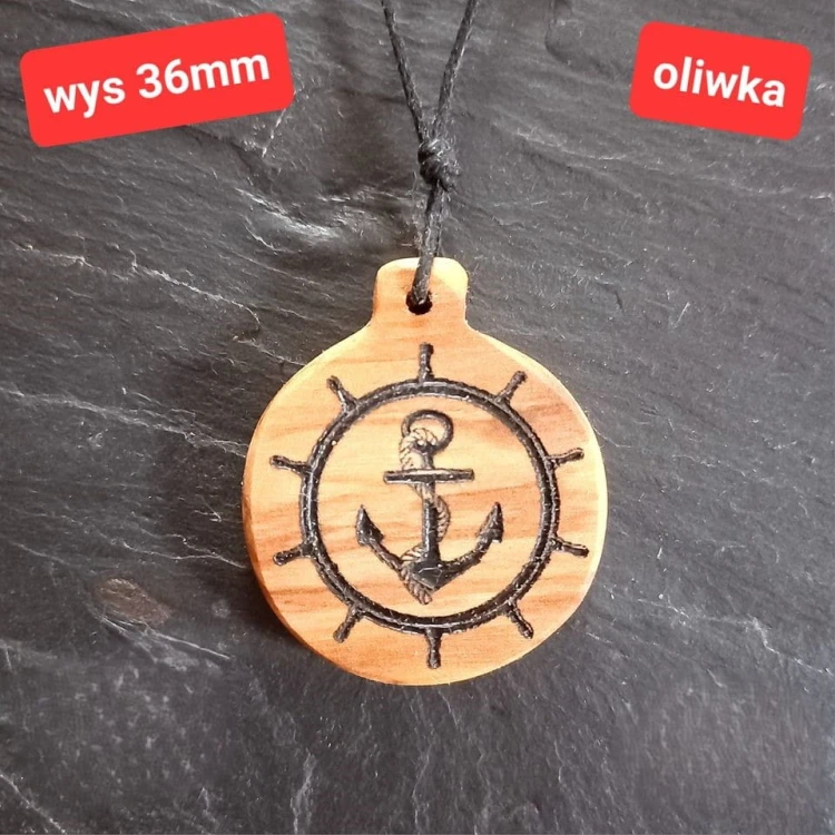 wisiorek męski z drewna oliwnego dla ozdoby jest wypalone koło sterowe i kotwica wysokość wisiorka 38mm
