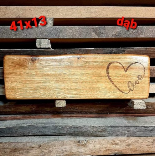 Deska do serwowania dębowa 
po prawej stronie deska posiada wypalony wzór, serce z napisem "LOVE"
wymiary deski 13x40cm