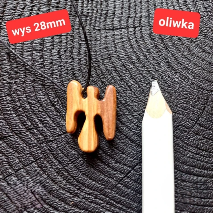 Wisiorek damski drewniany - aniołek stróż ręcznie robiony z drewna oliwnego wysokość 28mm, wisiorek jest na czarnym bawełnianym sznurku z możliwością regulacji długości