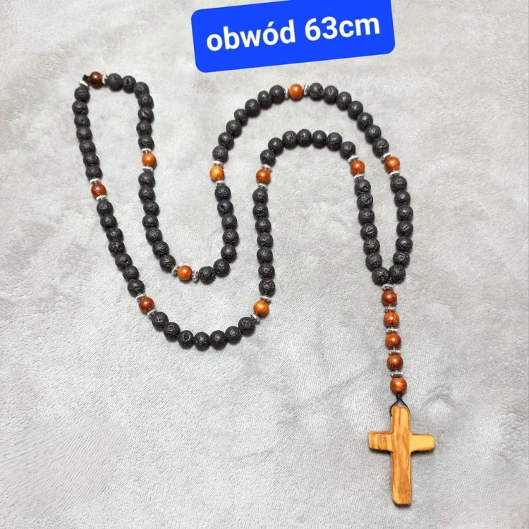 Naszyjnik z krzyżykiem z drewna oliwnego
drewno sandałowe, lawa wulkaniczna
ręcznie robiony 
obwód 63cm